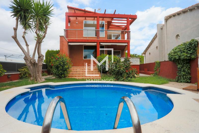 Foto 427e1396-ffab-4c50-8e67-64cf44cd050e. Chalet luminoso chalet con piscina a metros de la playa en Cubelles