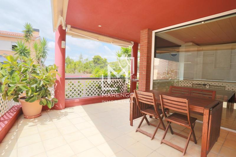 Foto d098ea2f-811d-499a-b273-675b35864e14. Chalet luminoso chalet con piscina a metros de la playa en Cubelles