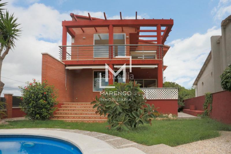 Foto d34f5db6-896d-4cf8-83b4-cb9c36f932fd. Chalet luminoso chalet con piscina a metros de la playa en Cubelles