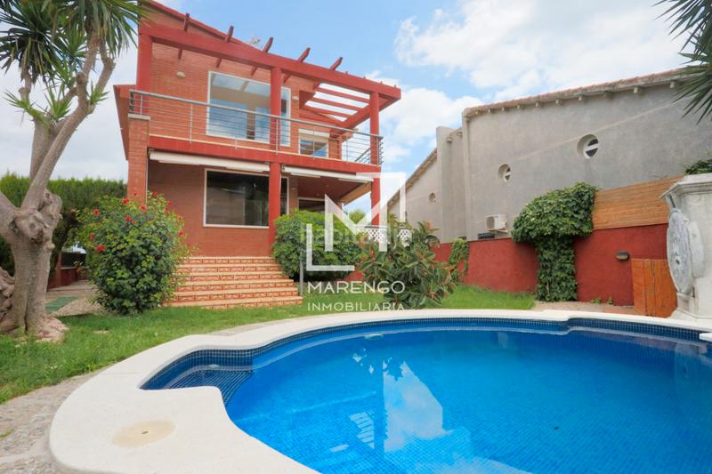 Foto e9919d65-00ad-470b-9c9d-b619e6bfbad5. Chalet luminoso chalet con piscina a metros de la playa en Cubelles