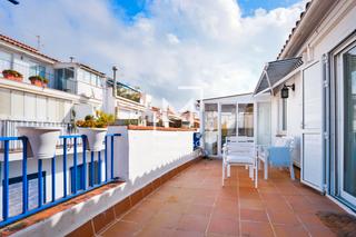 Location Attique  Carrer verge perpetu socors. Con terraza y totalmente equipado, listo para entrar a vivir!