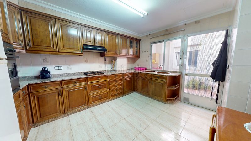 Foto 3de91865-77d3-4021-b168-2fdd446ef873. Casa adossada amb xemeneia a Plaza Castelar - Mercado Central Elda