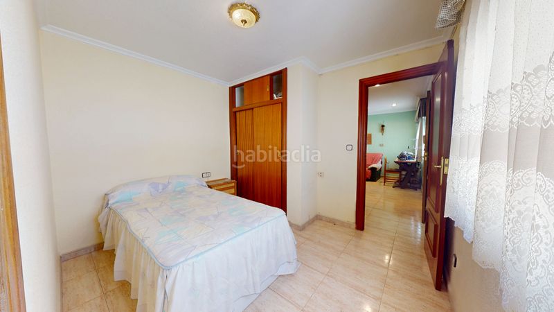 Foto 87a15353-2b9b-4a38-9877-913c384351b2. Casa adossada amb xemeneia a Plaza Castelar - Mercado Central Elda