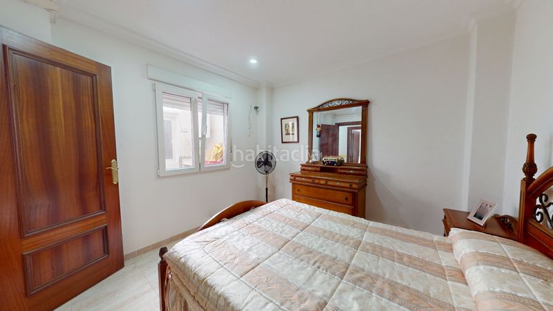 Foto a1fd42f0-d9c4-4bc5-b5d8-c9a174710b54. Casa adossada amb xemeneia a Plaza Castelar - Mercado Central Elda
