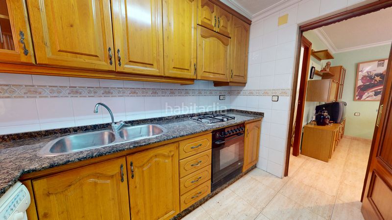 Foto a4661893-d39f-4e63-a7a6-57443a5e5fec. Casa adossada amb xemeneia a Plaza Castelar - Mercado Central Elda