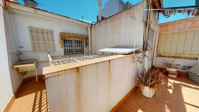 Foto c40da2a2-ee0f-4b32-9b73-630134d31f93. Casa adossada amb xemeneia a Plaza Castelar - Mercado Central Elda