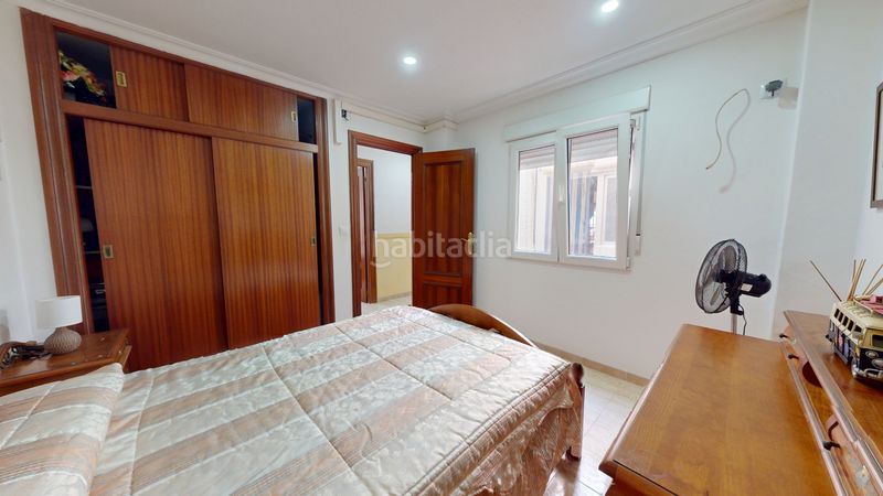 Foto c42f1e38-08e8-449f-8578-9497eaafefc0. Casa adossada amb xemeneia a Plaza Castelar - Mercado Central Elda