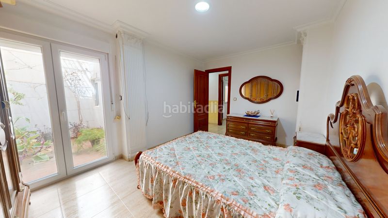 Foto db88bd43-6872-4b8c-bb22-21121088d6d0. Casa adossada amb xemeneia a Plaza Castelar - Mercado Central Elda