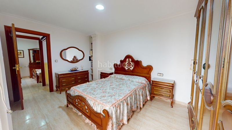Foto ddbd9542-239e-421b-854c-d0c4dcc2e98c. Casa adossada amb xemeneia a Plaza Castelar - Mercado Central Elda