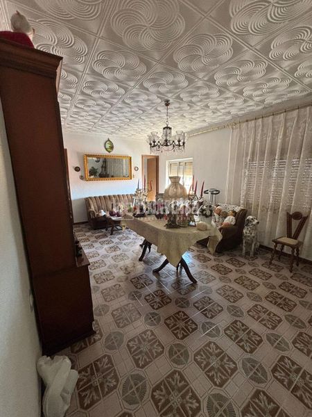 Foto ed4d0aac-882c-44ba-a71c-aad4079af125. Casa aparellada a Centro Puertollano