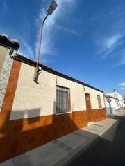 Towny house in Carretera de Córdoba - Libertad. Casa en venta en puertollano