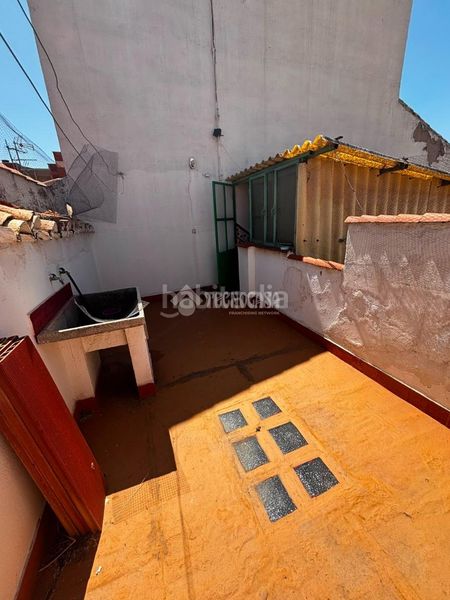 Foto bd8c1628-51da-4047-b43e-64ce8339535f. Casa aparellada a Centro Puertollano