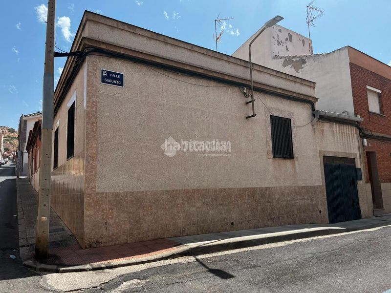 Foto e8c82aad-aba3-41ba-a394-bee587e260f1. Casa aparellada a Centro Puertollano