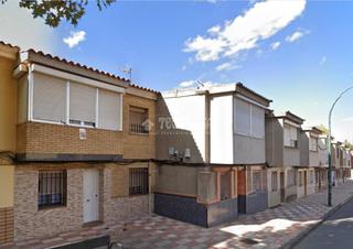Casa aparellada a PAU 2-600. Casa en venta en puertollano