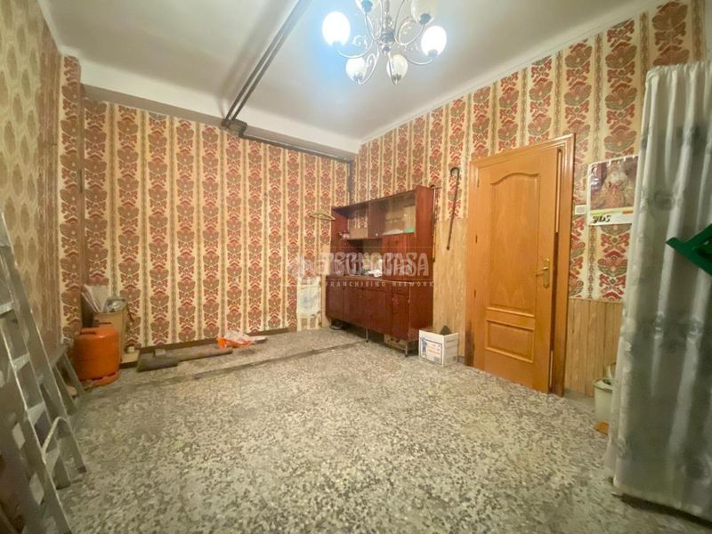Foto 688c8afb-f1e6-4e00-a9a8-51e633961ba5. Casa aparellada amb aparcament a Centro Puertollano