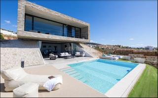 Casa a Santangelo. Espectacular y moderna villa con vistas al mar