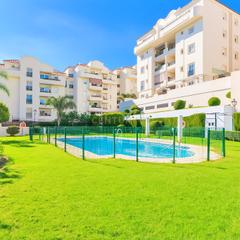 Rent Flat in Calle turmalina, 29631 benalmádena, spain. Apartamento con vistas al mar con piscina, pista de pádel y gara