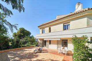 Casa in Torreblanca del Sol. Magnifico chalet pareado con vistas despejadas, incluso al mar.