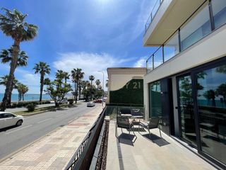 Miete Appartement in Limonar. Exclusivo apartamento de temporada en primera línea de playa en