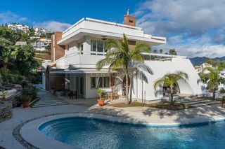 Casa en La Mairena. Villa arquitectónica de gran presencia en la mairena con vistas