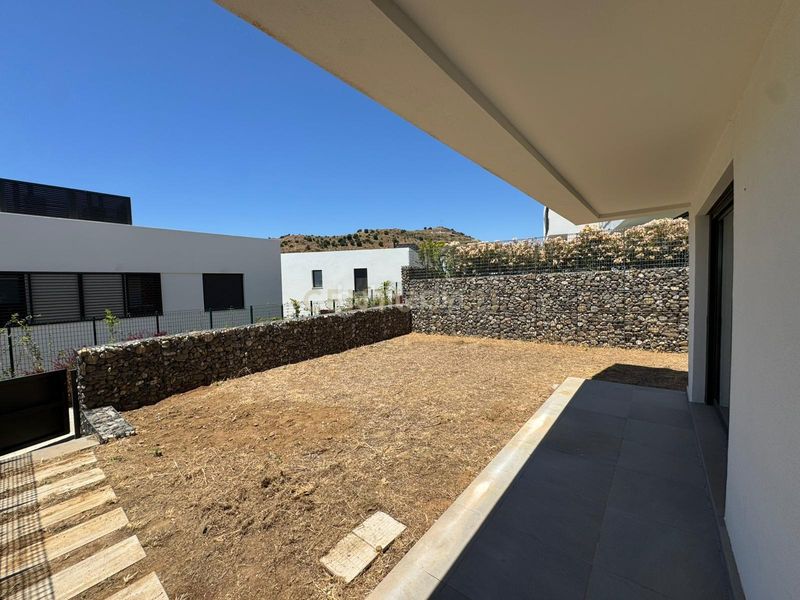 Foto f9dae8e1-b3fe-4515-95e8-a0ba6d8d4ee3. Casa adossada amb aparcament a la cala Mijas Mijas