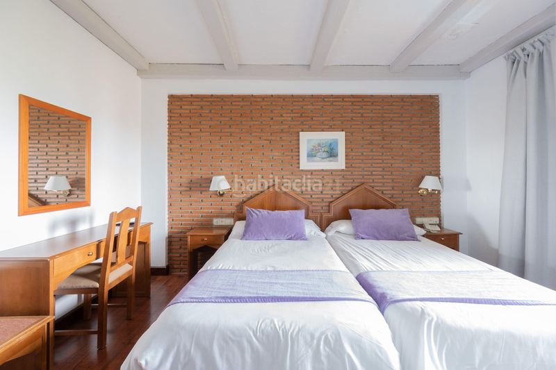 Foto a9581877-105d-4aaa-908f-4984532a00a9. Edifici amb piscina a Zona media Sierra Nevada