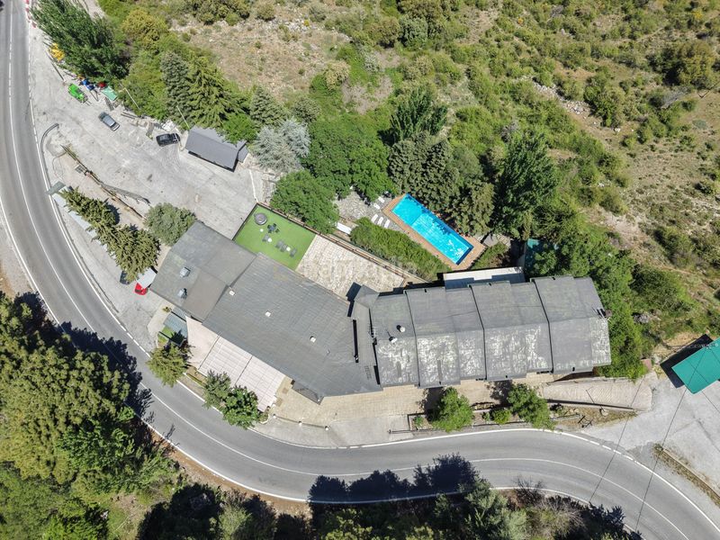 Foto ed6bfaef-6d8d-49ee-b698-5e6d662f1632. Edifici amb piscina a Zona media Sierra Nevada