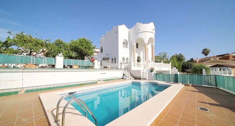 Foto 505b88a4-a806-49f7-a579-66678e8c2a45. Casa amb piscina a Puertosol Málaga