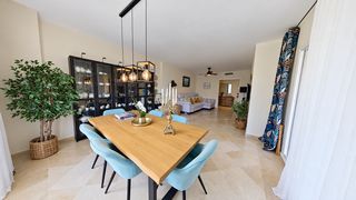 Pis a Calahonda. Amplio piso de 3 dormitorios con terraza y 4 piscinas en calahon