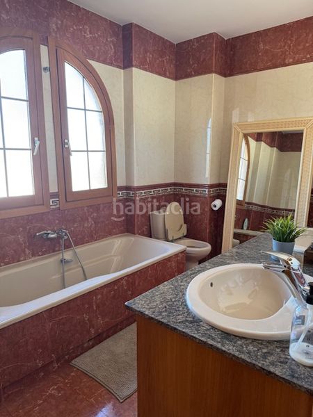 Foto 0d457fca-1d1c-451c-aea6-5c40f9c3c939. Casa aparellada amb aparcament piscina a Calahonda Mijas