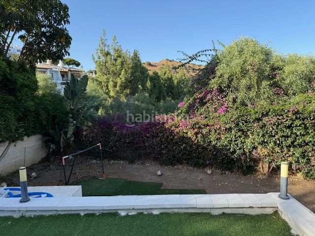 Foto 84f8b1d7-d1ff-4222-bfa9-5a438eb6f213. Casa aparellada amb aparcament piscina a Calahonda Mijas