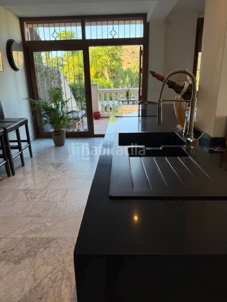 Foto ff88104b-b07d-4a83-9e8a-2e792035192f. Casa aparellada amb aparcament piscina a Calahonda Mijas