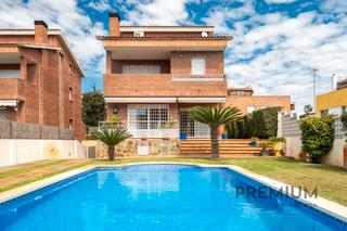 Haus in Lluminetes. Casa passeig de la marina, castelldefels