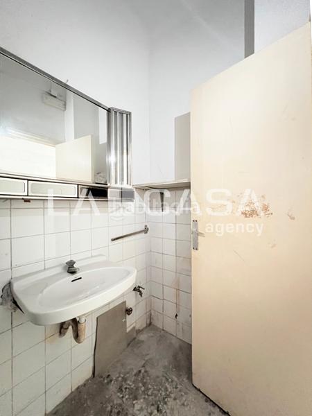 Foto a4a01fb5-7f8a-45e6-9c78-a9156f88ce39. Local comercial  carrer de pau piferrer, en Badalona