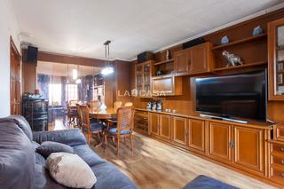 Appartement à Pubilla Cases. Piso avinguda del bosc, hospitalet de llobregat