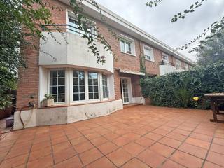 Casa adossada a La Mallola. Chalet adosado ronda del canigó, esplugues de llobregat