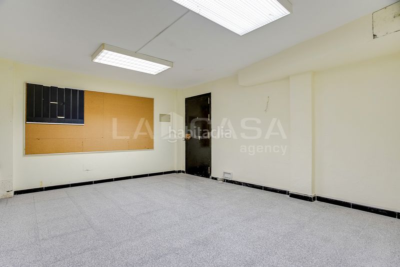 Foto 198445e0-1d36-4d26-882e-fa963700b48f. Local comercial a La Gavarra Cornellà de Llobregat