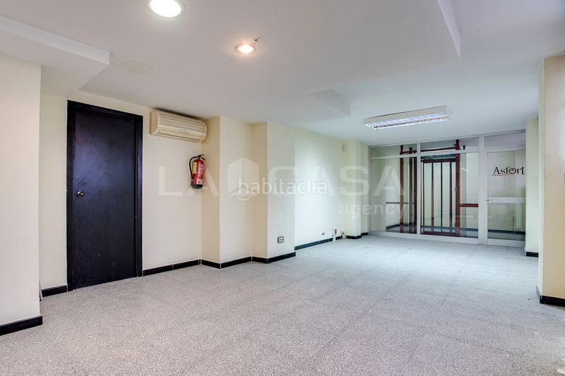 Foto 33d61dd3-6bb3-46b9-aec1-585a4874a2aa. Local comercial a La Gavarra Cornellà de Llobregat
