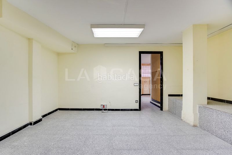 Foto 3c2e49c1-36ef-42c9-b041-eee5029b5bd6. Local comercial a La Gavarra Cornellà de Llobregat