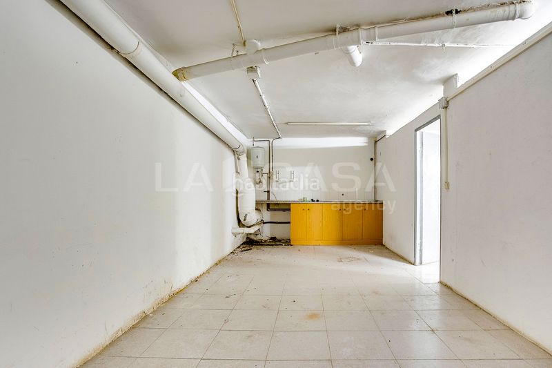 Foto 463dfbb9-fdd5-4738-a418-8b40d1bbedd6. Local comercial a La Gavarra Cornellà de Llobregat