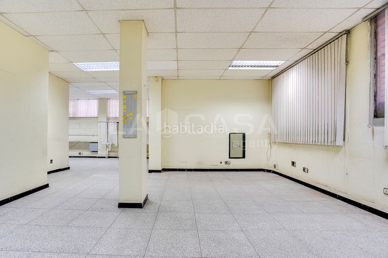 Foto 5fad304d-d681-4a21-8f76-3968096695b7. Local comercial a La Gavarra Cornellà de Llobregat