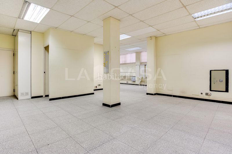 Foto 7570f81e-b5fe-49d6-a13e-f49b3995b1a5. Local comercial a La Gavarra Cornellà de Llobregat