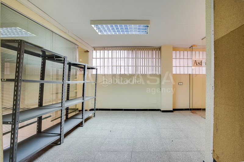 Foto 7c1aba79-e862-4e19-a127-afa1cbde38b1. Local comercial a La Gavarra Cornellà de Llobregat