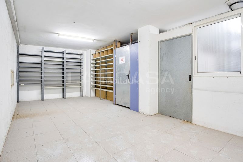 Foto ae49f9ae-6c83-4ba0-8c0b-615cc45ce555. Local comercial a La Gavarra Cornellà de Llobregat