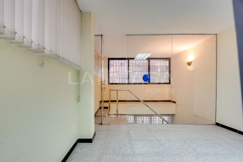 Foto dfdcd9cb-8a54-4140-8437-4618368a7cbf. Local comercial a La Gavarra Cornellà de Llobregat