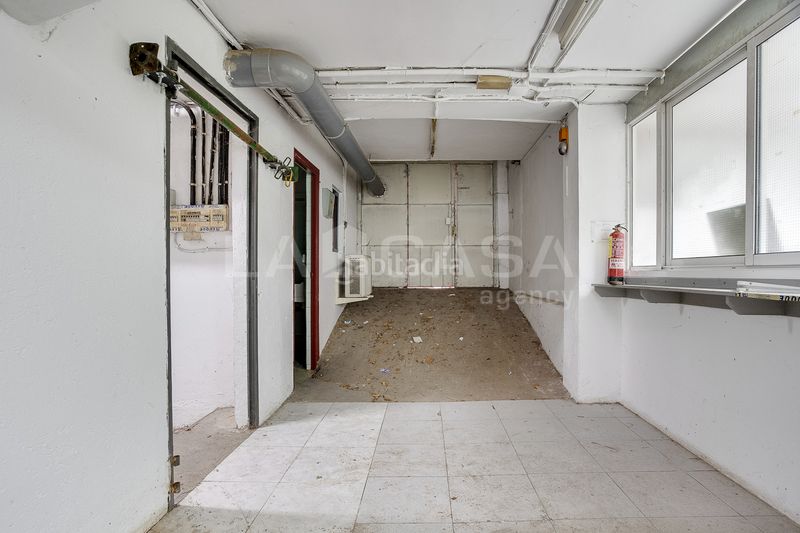 Foto f747f23e-d30e-4bc0-913c-93a997c1c282. Local comercial a La Gavarra Cornellà de Llobregat