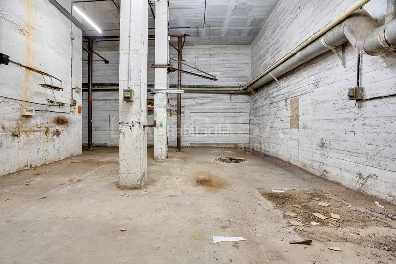 Foto fddeb8b6-c931-455a-a722-8afd40ffbdd8. Local comercial a La Gavarra Cornellà de Llobregat