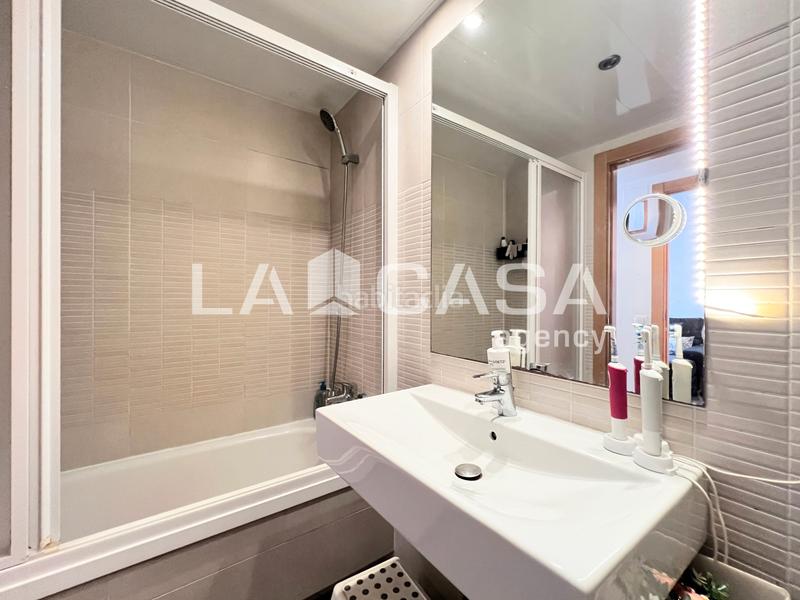 Foto aac6af93-e91e-45a0-b5bd-57fb5c47af80. Etagenwohnung mit parking in La Salut Badalona