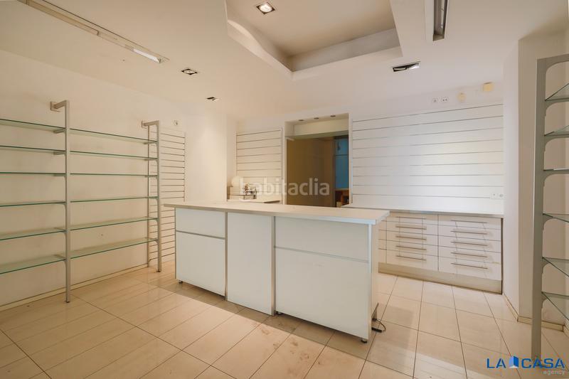 Foto adf39166-d215-4b89-bd61-bc6b132719b1. Local comercial a La Bordeta Barcelona
