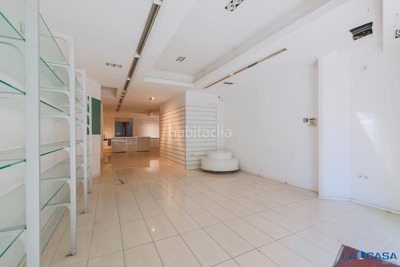 Foto bae9da53-0171-47d1-8f57-77575372a352. Local comercial a La Bordeta Barcelona